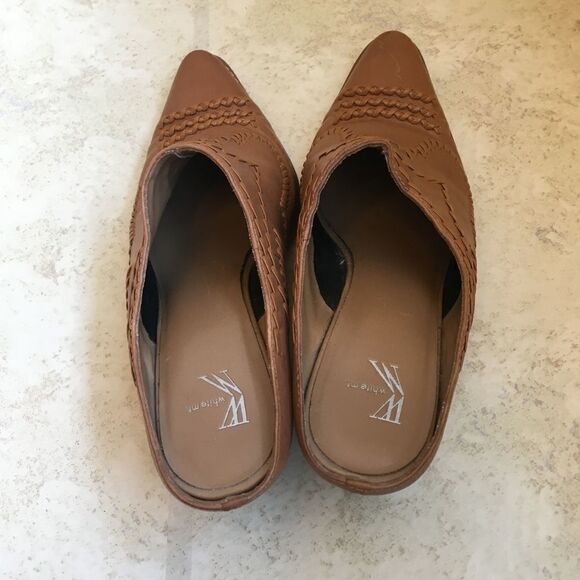 ‎WHITE MOUNTAIN BRONCO TOOLED LEATHER MULES - Picture 5 of 10
